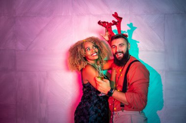 Güzel, genç bir çift yeni yıl partisinde şarkı söyleyerek, dans ederek ve şampanya içerek eğleniyor.