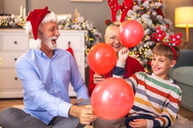 Büyükannem ve büyükbabam Noel günü torunumla evde oynayıp, balon üfleyip, fırlatırken eğleniyorlardı.