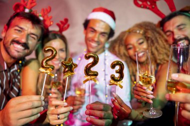 Bir grup neşeli genç arkadaş yeni yıl partisinde eğleniyor. Gece yarısı geri sayımında şarkı söylüyor ve dans ediyor.