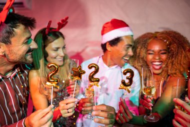 Bir grup neşeli genç arkadaş yeni yıl partisinde eğleniyor. Gece yarısı geri sayımında şarkı söylüyor ve dans ediyor.