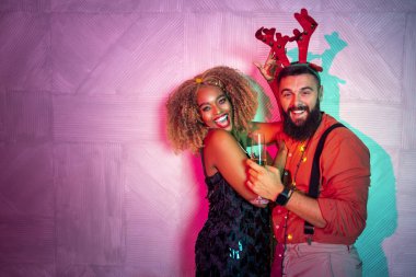 Güzel, genç bir çift yeni yıl partisinde şarkı söyleyerek, dans ederek ve şampanya içerek eğleniyor.