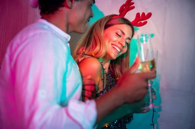 Yeni yıl partisinde şarkı söyleyip, dans edip, şampanya içen çiftler geceyarısı geri sayımında