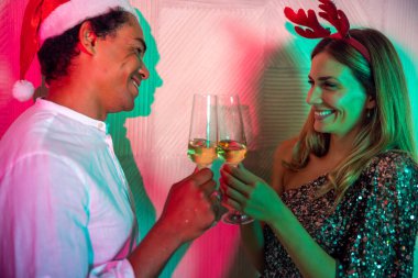 Birbirine aşık bir çift yeni yıl partisinde eğleniyor kadeh kaldırıyor ve gece yarısı geri sayımında şampanya içiyor.