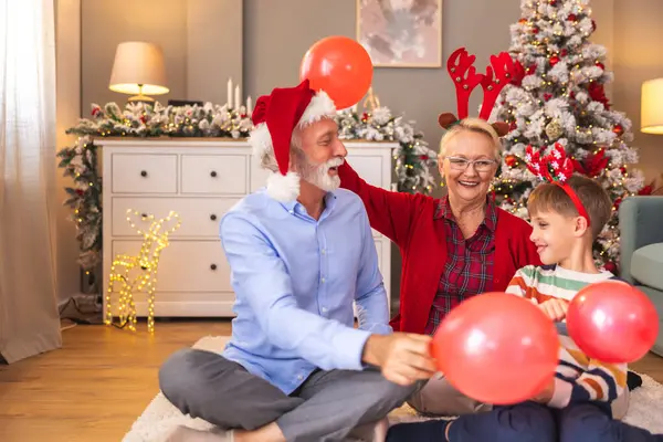 Büyükannem ve büyükbabam Noel günü torunumla evde oynayıp, balon üfleyip, fırlatırken eğleniyorlardı.