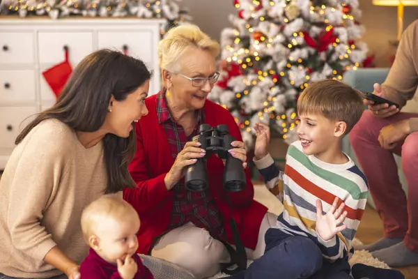 Mutlu çok nesilli aileler Noel 'i evde, anne ve babaanne çocuklarla oynayarak geçiriyorlar. 