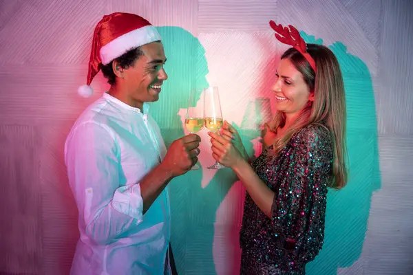 Yeni yıl partisinde şarkı söyleyip, dans edip, şampanya içen çiftler geceyarısı geri sayımında