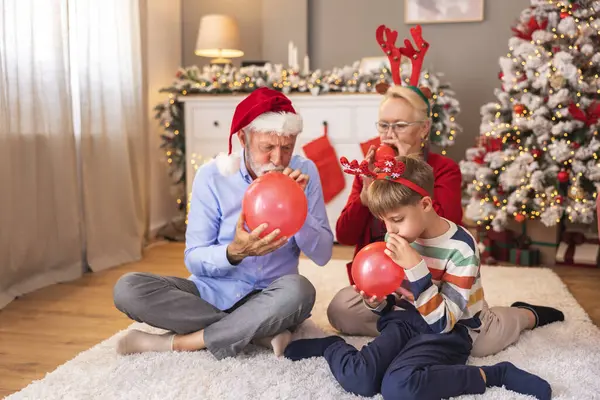 Büyükannem ve büyükbabam Noel günü torunumla evde oynayıp, balon üfleyip, fırlatırken eğleniyorlardı.