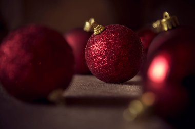 Çoklu parlak kırmızı Noel ağacı süsleme topları