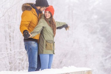 Güzel, genç ve aşık bir çift kış tatilini dağlarda geçirir. Karlı kış günlerinde dışarıda sarılıp dinlenirler.
