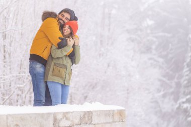 Güzel, genç ve aşık bir çift kış tatilini dağlarda geçirir. Karlı kış günlerinde dışarıda sarılıp dinlenirler.