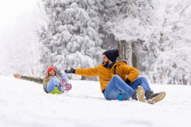 Güzel, genç ve aşık bir çift kış tatilini dağlarda kar altında kayarak geçiriyorlar.