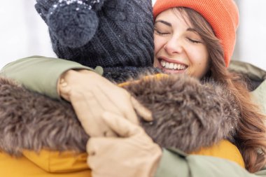 Güzel, genç ve aşık bir çift kış tatilini dağlarda geçirir. Karlı kış günlerinde açık havada kucaklaşırlar.