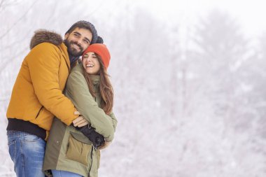 Güzel, genç ve aşık bir çift kış tatilini dağlarda geçirir. Karlı kış günlerinde dışarıda sarılıp dinlenirler.