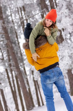 Çift kış tatilinde eğleniyor, sevgilisini taşıyor ve dağ ormanlarında karlı kış günlerinde dışarıda vakit geçiriyor.