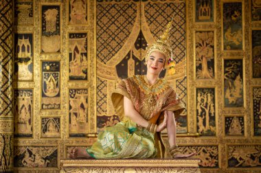 Pantomim (Khon) Tayland 'ın başkenti Ayutthaya' da Wat Phra Khao 'da Tayland tablolarının bir arkaplanı ile geleneksel Tayland klasik maskeli oyun sahneleridir.