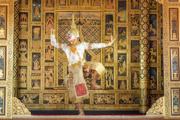 パントメ コーン アユタヤのワット カオにある公共の場所でタイ絵画を背景に ラマヤナから仮面を被ったタイ古典猿の伝統舞踊劇芸術 — ストック写真