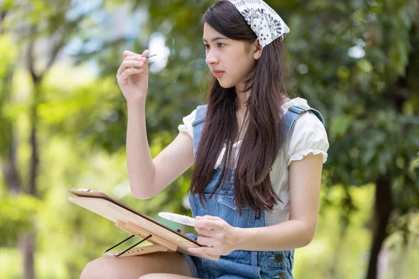 Молодая Азиатская Художница Рисует Картину Акварелью Бумаге — стоковое фото