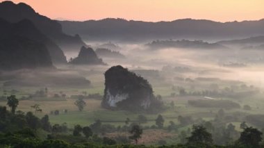 Phayao Eyaleti, Tayland 'da Phu Langka Ulusal Parkı Güzel Dağ Manzarası' nın 4K zaman aşımı