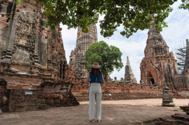 Wat Chaiwatthanaram 'da seyahat eden genç Asyalı kadın turist, antik Budist tapınağı, Ayutthaya Tarih Parkının ünlü ve önemli turistik merkezi, Tayland