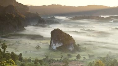 Phayao Eyaleti, Tayland 'da, Phu Langka Ulusal Parkı Güzel Dağ Manzarası' nda 4K zaman aşımı.