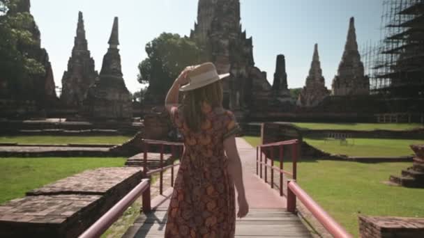 Jovens Mulheres Asiáticas Turista Viajando Wat Chaiwatthanaram Templo Budista Antigo — Vídeo de Stock