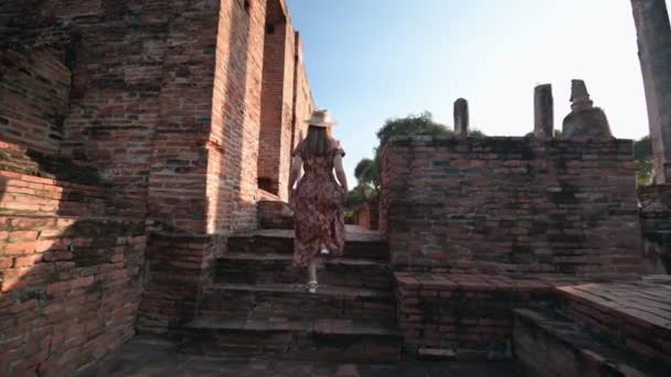 Young Asian Women Tourist Traveling Wat Ratchaburana Ancient Buddhist Temple — Αρχείο Βίντεο