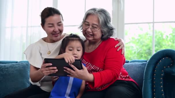 Mama Babcia Ucząc Dziecko Tabletem Odrabiania Lekcji Domu Azji Szczęśliwej — Wideo stockowe