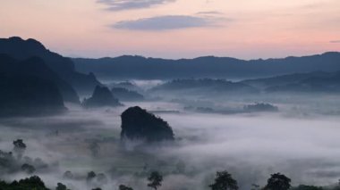 Phayao Eyaleti, Tayland 'da, Phu Langka Ulusal Parkı Güzel Dağ Manzarası' nda 4K zaman aşımı.