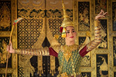 Pantomim (Khon) Tayland 'ın başkenti Ayutthaya' da Wat Phra Khao 'da Tayland tablolarının bir arkaplanı ile geleneksel Tayland klasik maskeli oyun sahneleridir.
