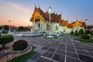 Wat Benchamabophit (Benjamaborphit) dusitvanaram ya da mermer tapınak gün batımında, Bangkok, Tayland 'daki ünlü yerlerden biri