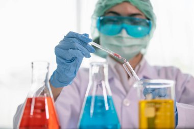 Test tüpü ile Asyalı kadın bilim adamının klinik laboratuvar, bilim ve kimya konsepti, tıp teknolojisi araştırması yapan