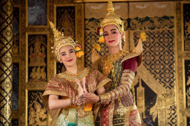 Pantomim (Khon) Tayland 'ın başkenti Ayutthaya' da Wat Phra Khao 'da Tayland tablolarının bir arkaplanı ile geleneksel Tayland klasik maskeli oyun sahneleridir.