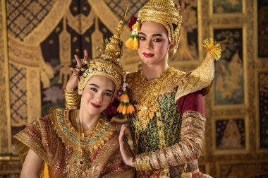 Pantomim (Khon) Tayland 'ın başkenti Ayutthaya' da Wat Phra Khao 'da Tayland tablolarının bir arkaplanı ile geleneksel Tayland klasik maskeli oyun sahneleridir.