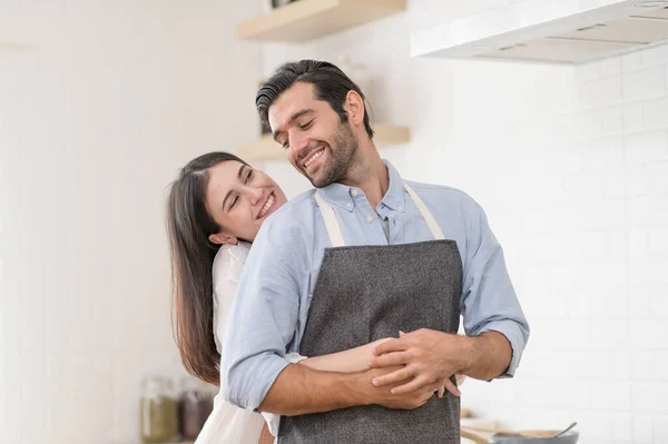 Pasangan Bahagia Dalam Cinta Memasak Dapur Counter Rumah Dan Memeluk — Stok Foto