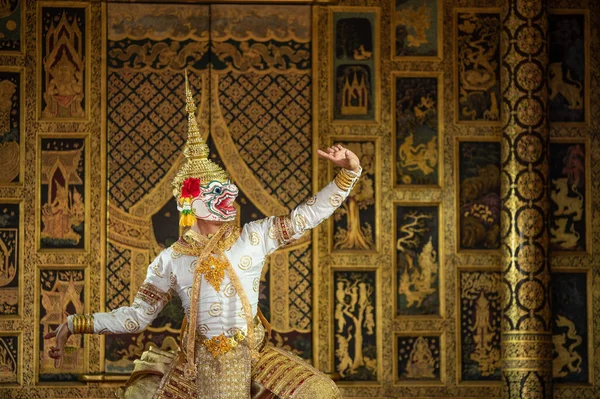 パントメ コーン アユタヤのワット カオにある公共の場所でタイ絵画を背景に ラマヤナから仮面を被ったタイ古典猿の伝統舞踊劇芸術 — ストック写真