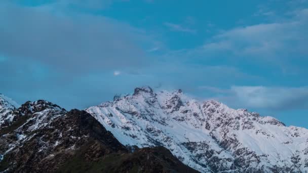 美しい山の4K時間の経過日没時のマチャプチャレ山または魚の尾のピーク マルディ ヒマルトレッキングからポカラビューで最も有名なピーク ポカラのアナプルナ範囲 ネパール アジア 映像時間の経過 — ストック動画