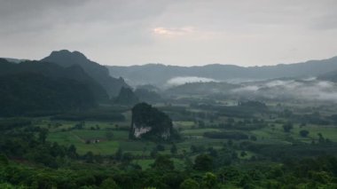 Phayao Eyaleti, Tayland 'da Phu Langka Ulusal Parkı Güzel Dağ Manzarası' nın 4K zaman aşımı