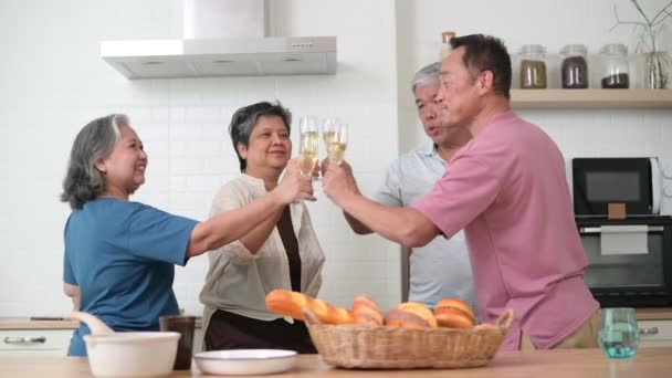 Grupa Happy Asian Senior Jadalnia Razem Picie Wina Świętowania — Wideo stockowe