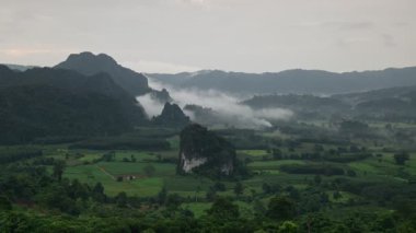 Phayao Eyaleti, Tayland 'da, Phu Langka Ulusal Parkı Güzel Dağ Manzarası' nda 4K zaman aşımı.