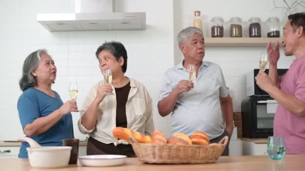 Grupa Happy Asian Senior Jadalnia Razem Picie Wina Świętowania — Wideo stockowe