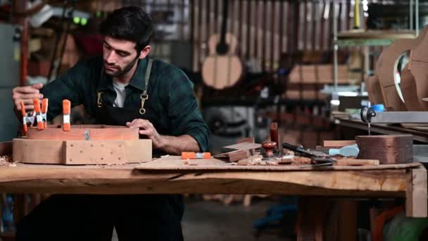Gitarrenbauer Baut Eine Gitarre Und Verwendet Werkzeuge Einem Traditionellen Klemmen — Stockvideo