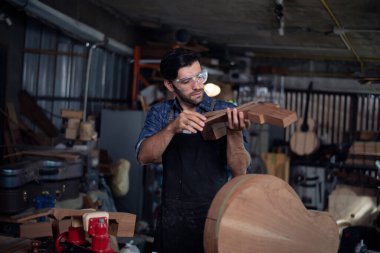 Luthier klasik bir gitar, sanat ve zanaat konsepti üzerinde çalışıyor.