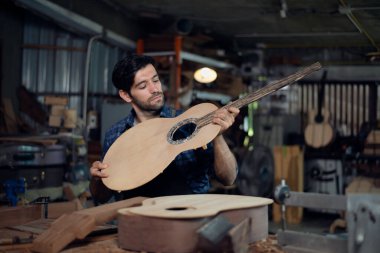 Klasik gitar yapma süreci, Luthier gitar, sanat ve el sanatları konseptini kontrol ediyor.