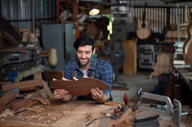 Klasik gitar yapma süreci, Luthier gitar, sanat ve el sanatları konseptini kontrol ediyor.