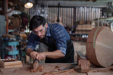 Klasik gitar yapma süreci, Luthier 'in gitar yaratması ve geleneksel olarak aletleri kullanması.