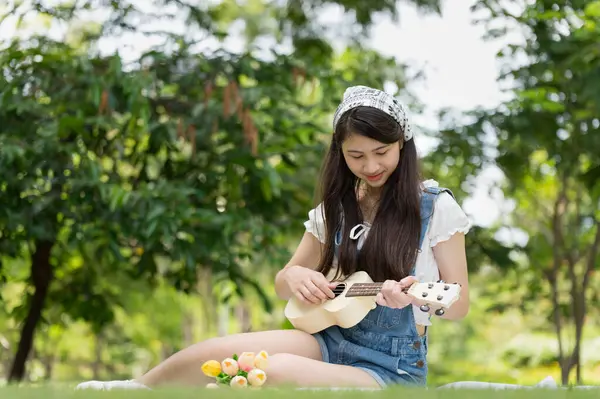 Молодая Азиатка Наслаждается Расслабляется Играя Ukulele Парке Время Музыки — стоковое фото