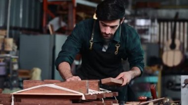 Klasik gitar yapma süreci, Luthier 'in gitar yaratması ve geleneksel olarak aletleri kullanması. 