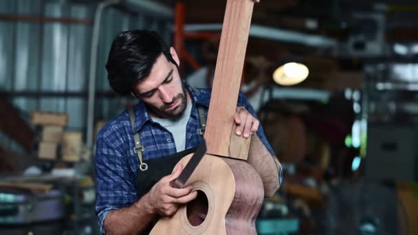 Luthier Guitarra Usando Medidor Espessura Para Medir Espessura Uma Placa — Vídeo de Stock