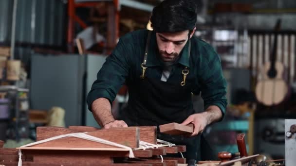 Proces Výroby Klasické Kytary Luthier Vytváření Kytary Použití Nástrojů Tradiční — Stock video