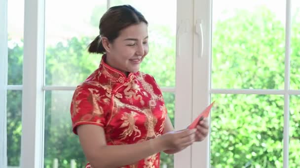 Молода Азіатка Щасливо Приклеює Характер Слова Означає Удача Скляному Вікні — стокове відео